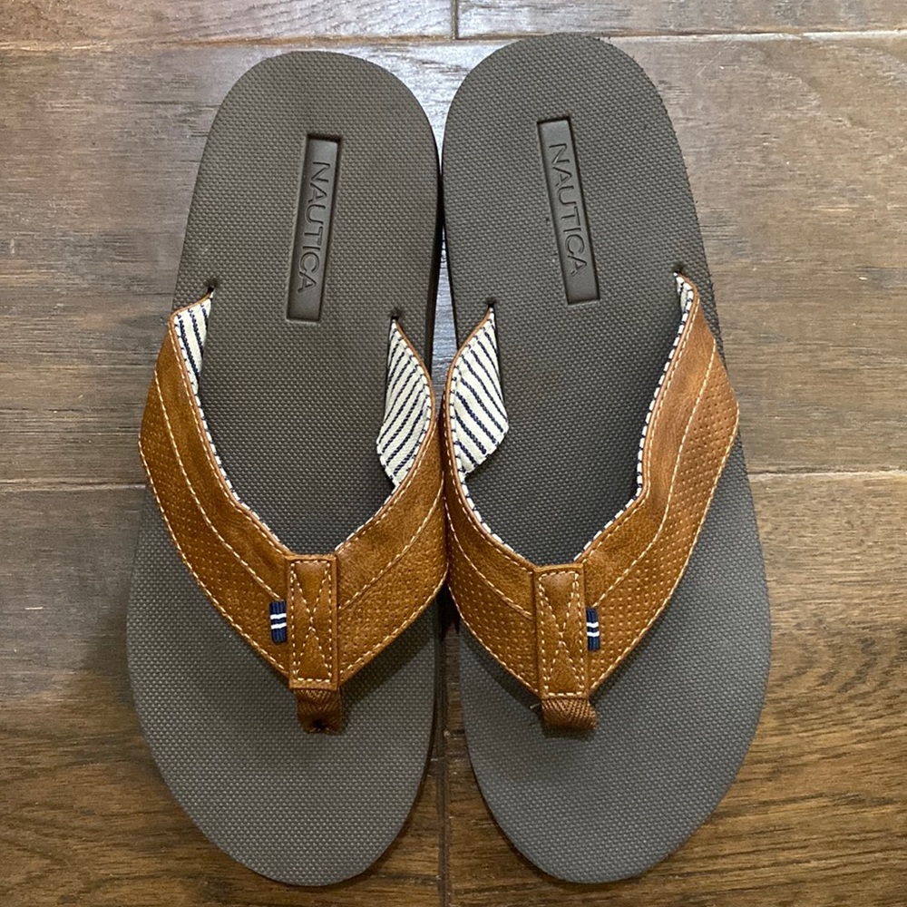 Men’s size 10 Clarkson 2 nautica flip-flops